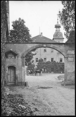 Röhrsdorf. Schloss mit Pferdekutsche