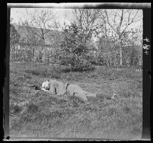 Fresnes-les-Montauban (Dep. Pas-de-Calais, Frankreich): Oberleutnant Manneberg im Gras ruhend (Distanzaufnahme)