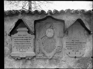 Hagnau Katholische Sankt Johannes Baptist Kirche Grabmähler der Familie Steffelin, links Edelfrau Anna Benzin (gestorben 1789), Witwe des Hofmeisters Anton von Steffelin, Mitte Hofmeister Anton von Steffelin (gestorben 1781)