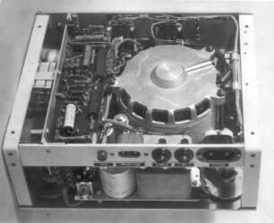 Magnettonbandgerät BG19. Unterseite (offen) mit Motor und diversen Baugruppen