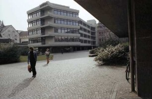 Freiburg: Kollegiengebäude III vom Hof aus
