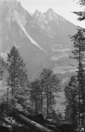 Siedlung : Siedlung in einem Tal am Fuße eines Bergmassivs.