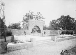 Denkmalanlage für die Gefallenen des 1. Weltkrieges : Denkmalanlage für die Gefallenen des 1. Weltkrieges. Stein, Metall, gegossen (1930; Anlage O. Hempel, Gruppe G. Wrba nach A. Lange). Wurzen, Park am Bahnhof
