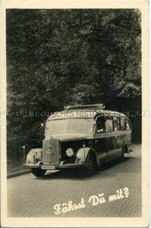 Ansicht eines Mercedes-Reisebusses