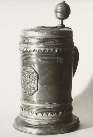 Walzenkrug mit Modelornamentik, Rillenverzierung