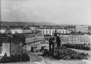 Blick vom Georgentor auf den Neumarkt mit der Ruine der Frauenkirche und des Coselpalais