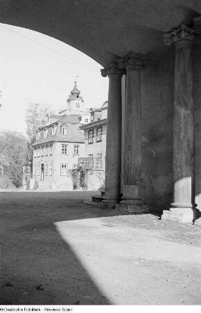 Blick durch ein Portal auf das Beethovenhaus und Bachhaus des Schlosses Belvedere