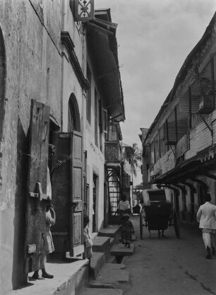 Straßenszene : Menschen unterwegs auf einer relativ engen Straße in Mombasa