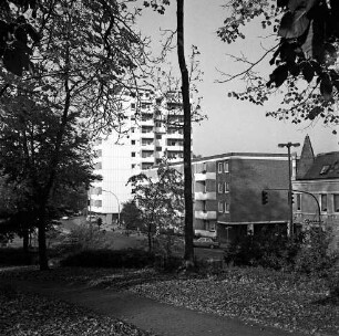Kurpark: vorne ein Weg, dahinter die Mewesstraße und die Kurparkallee, im Hintergrund das Hochhaus "Liebe", Blick Richtung Nordwesten