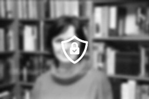 Evers, Magrit: Diplom-Sozialpädagogin, Leiterin einer Eltern-Kind-Gruppe und eines Spielkreises in Zarpen: Autorin eines Buchs über Kinder-Spiele: Einwohnerin von Heilshoop: vor Bücherregal