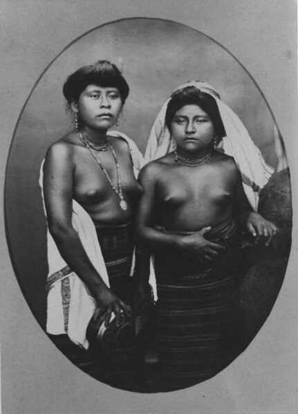 Two young Mixtec women - "Mixtecas de Pinotepa, Nuyóco"