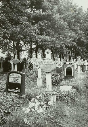 Neschwitz, Neuer Friedhof, zum Teil mit sorbisch beschrifteten Grabkreuzen