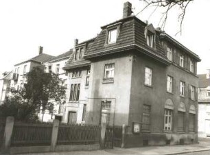 Dresden-Kaditz, Wächterstraße 39 a/Fechnerstraße 27. Doppelwohnhaus mit Laden (1912/1913). Straßenansicht Wächterstraße von Südosten