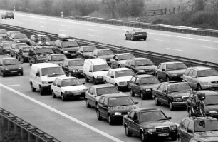 Bundesautobahn 1: bei Stellau, Richtung Hamburg: Stau von Pkws auf drei Fahrspuren: dahinter freie Fahrspuren Richtung Lübeck mit zwei Pkws