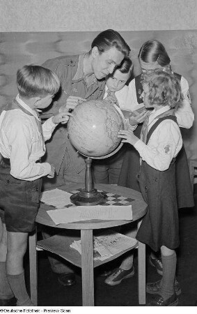 Junger Mann Pionieren geographische Kenntnisse an einem Globus vermittelnd