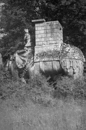 Kriegselefant mit römischem Krieger im Maul