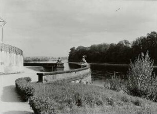 Schloß Pillnitz. Blick über eine Rabatte zur Freitreppe am Wasserpalais und zur Elbinsel