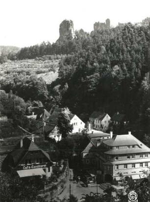 Rathen. Unterer Rathener Grund an der Abzweigung des Weges zum Amselgrund. Blick gegen Talwächter und Lokomotive