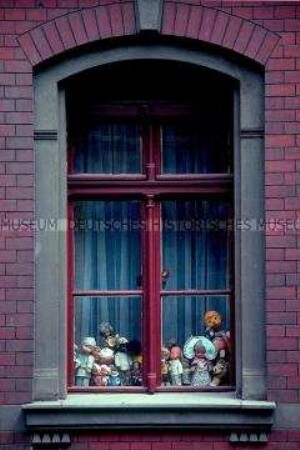 Fenster mit Puppendekoration