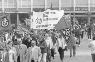 Maikundgebung des Deutschen Gewerkschaftsbundes DGB in der Innenstadt mit Volksfest auf der Seebühne im Stadtgarten