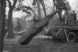 Versetzung der Nymphengruppe innerhalb des Nymphengartens im Zusammenhang mit dem Ausbau der Kriegsstraße.