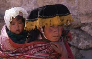 Peru 1990, Indianerin mit Kind im Anden-Hochland