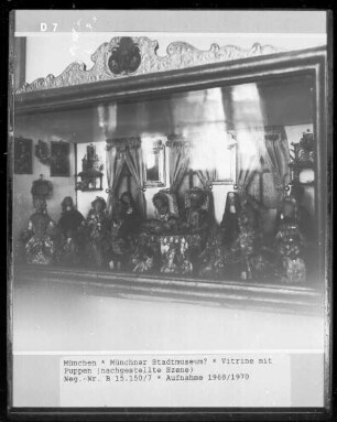 Vitrine mit Puppen (nachgestellte Szene)