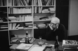 Dr. Erhard Frommhold, Cheflektor des Verlags der Kunst, in seinem Arbeitszimmer