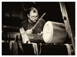 DER REIFENDREHER ANDREAS WERNER BEI DER ARBEIT