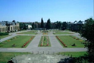 Blick durch Park Richtung Schloss Friedrichsthal