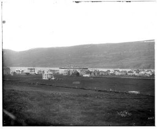 Akureyri (Island). Ortsansicht gegen Eyjafjord mit Hochseepassagierdampfer "Victoria Luise". Blick von einem Hügel (von Westen)