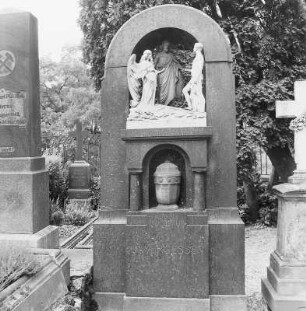 Friedhof mit Grabstätte der Familie Buderus und Gefallenendenkmälern; Hirzenhain, Friedhofstraße 11, Friedhofstraße
