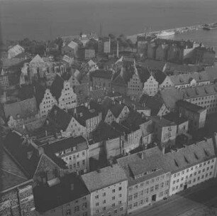 Stralsund. Blick von Turm der Nikolaikirche? über die Dächer der Altstadt zum Hafen