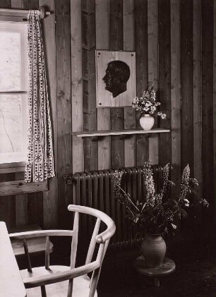 Dorfhaus in Tellerhäuser : Dorfgemeinschaftshaus in Tellerhäuser, Inneres, Dorfstube mit Reliefbildnis Adolf Hitlers