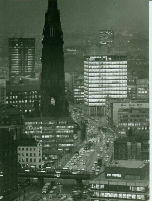 Hamburg-St. Pauli. Nachtaufnahme. Blick vom Turm der Hauptkirche St. Michaelis auf die Ost-West-Straße (heute Ludwig-Erhard-Str.) Im Hintergrund der Turm des Mahnmales St. Nikolai