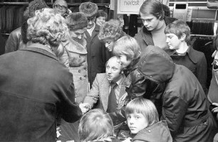 Autogrammstunde von Nationalspieler Uwe Seeler beim Modehaus Schöpf