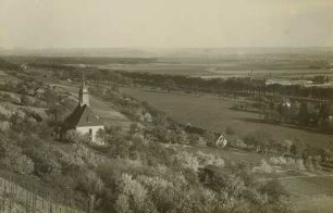 Dresden-Pillnitz. Landschaftsausschnitt mit Weinbergkirche „Zum Heiligen Geist“