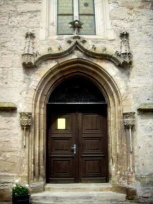 Langhaus Traufseite Süd-Hauptportal mit profiliertem (abgetrepptem) Gewände und Ornamentierung in Übersicht