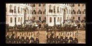 Kronenwagen und Kronenwache im Hof des Burgpalastes, bei der Überführung der Stephanskrone in die Sigismundkapelle des Palastes, Budapest