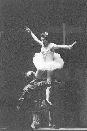 Szenenbilder aus dem Ballett "Coppelia" von L. Delibes, Libretto A. Saint-Léon und Ch. Nuitter, Deutsche Staasoper Berlin, Premiere 31.05.1956 : Ballett in drei Bildern