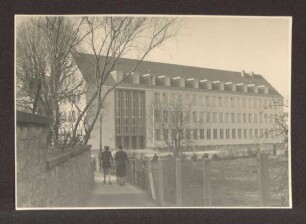 Arbeitsamt Detmold. Detmold. Wotanstraße, im Vordergrund die alte Fußgängerbrücke über die Werre vom Krankenhaus. zum Doktorweg. Im Gebäude befindet sich heute das Finanzamt.