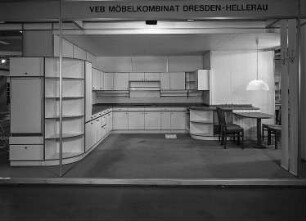 Anbauküche (Modell 2050/5) : Ausstellungskoje des VEB Möbelkombinat Dresden-Hellerau mit Anbauküche (Modell 2050/5)
