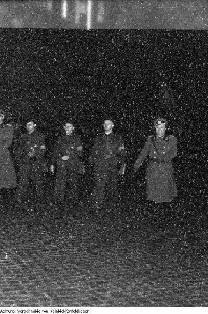 Dresden, Neustadt. Nationale Volksarmee (NVA): Am 01.03.1956 erfolgt die Umwandlung der Kasernierten Volkspolizei in die NVA. Truppenaufmarsch in den neuen Uniformen am Karl-Marx-Platz (Palaisplatz), 1956