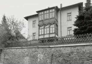 Mobschatz, Wohnhaus : Mobschatz (Kreis Meißen-Radebeul), Wohnhaus, Bergstraße 13, um 1855, Straßenansicht mit Stützmauer