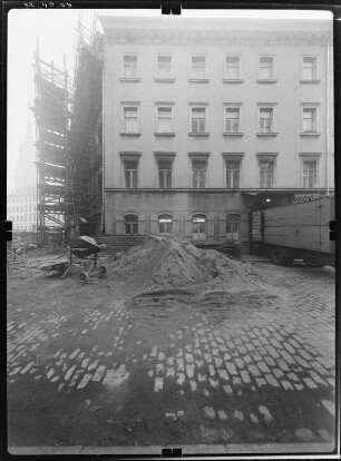 Dresden-Neustadt, Rähnitzgasse 18. Wohn- und Geschäftshaus (1. H. 18. Jh., 1840). Straßenfront (Obergraben)