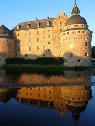 Örebro - das Wasserschloss : Das Schloss von Örebro, aufgenommen am 26. Juli 2012 in der Abendsonne