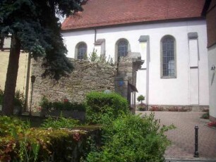 Kirchhofmauer im Süden vor Langhaus von Ortsseite