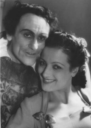 Hamburg. Deutsches Schauspielhaus. Porträt Maria Wimmer und Bernhard Minetti. Aufgenommen während einer Aufführung der Komödie "Viel Lärm um nichts" von William Shakespeare