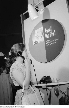 Werbestand mit Telefon "Anruf für Sie! - wegen dänischem Obst und Gemüse" auf der Leipziger Herbstmesse 1954