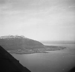 Luftbildaufnahme der norwegischen Küste : Küste von Norwegen. Siedlung am Fuß eines Felsmassivs.